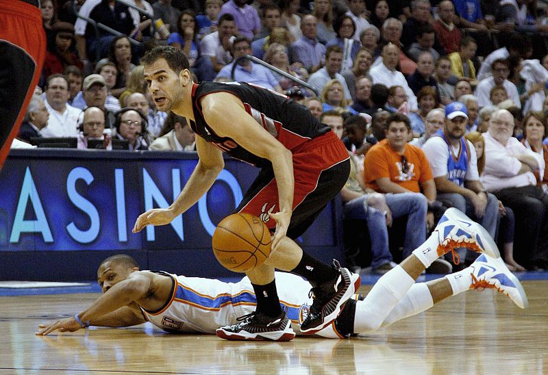 El base de Toronto Raptors, José Manuel Calderón, supera a Westbrook en el partido ante Oklahoma.