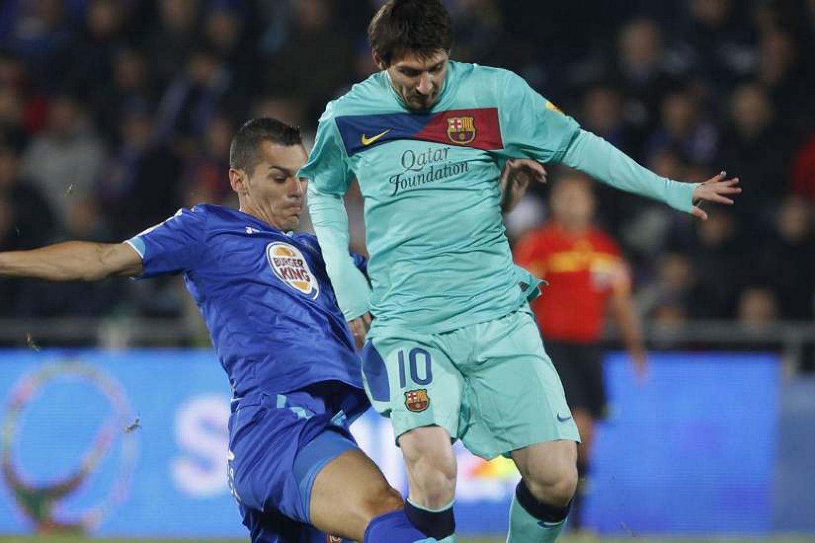 El jugador del Getafe, Casquero, trata de robar el balón al azulgrana Messi en el último encuentro que les enfrentó en la Liga.