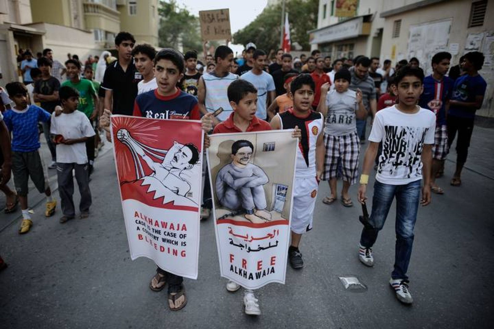 Manifestantes chiíes protestan por el encarcelamiento del opositor Abdulhadi Al Jawaya, el 10 de abril