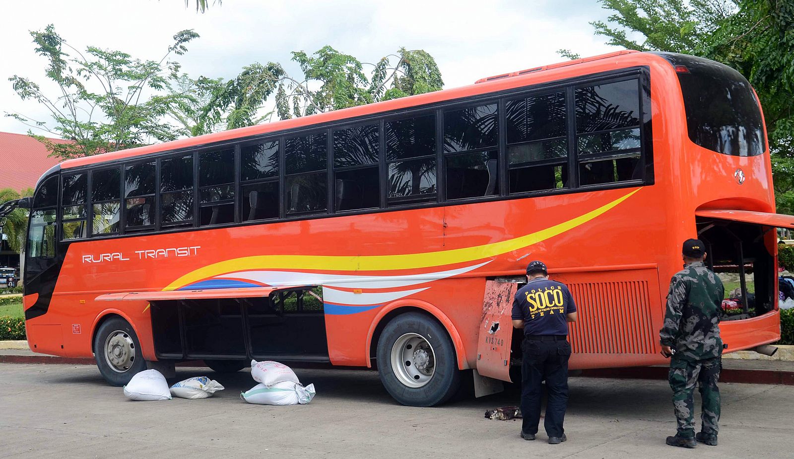 La policía filipina examina el autocar donde ha estallado la bomba