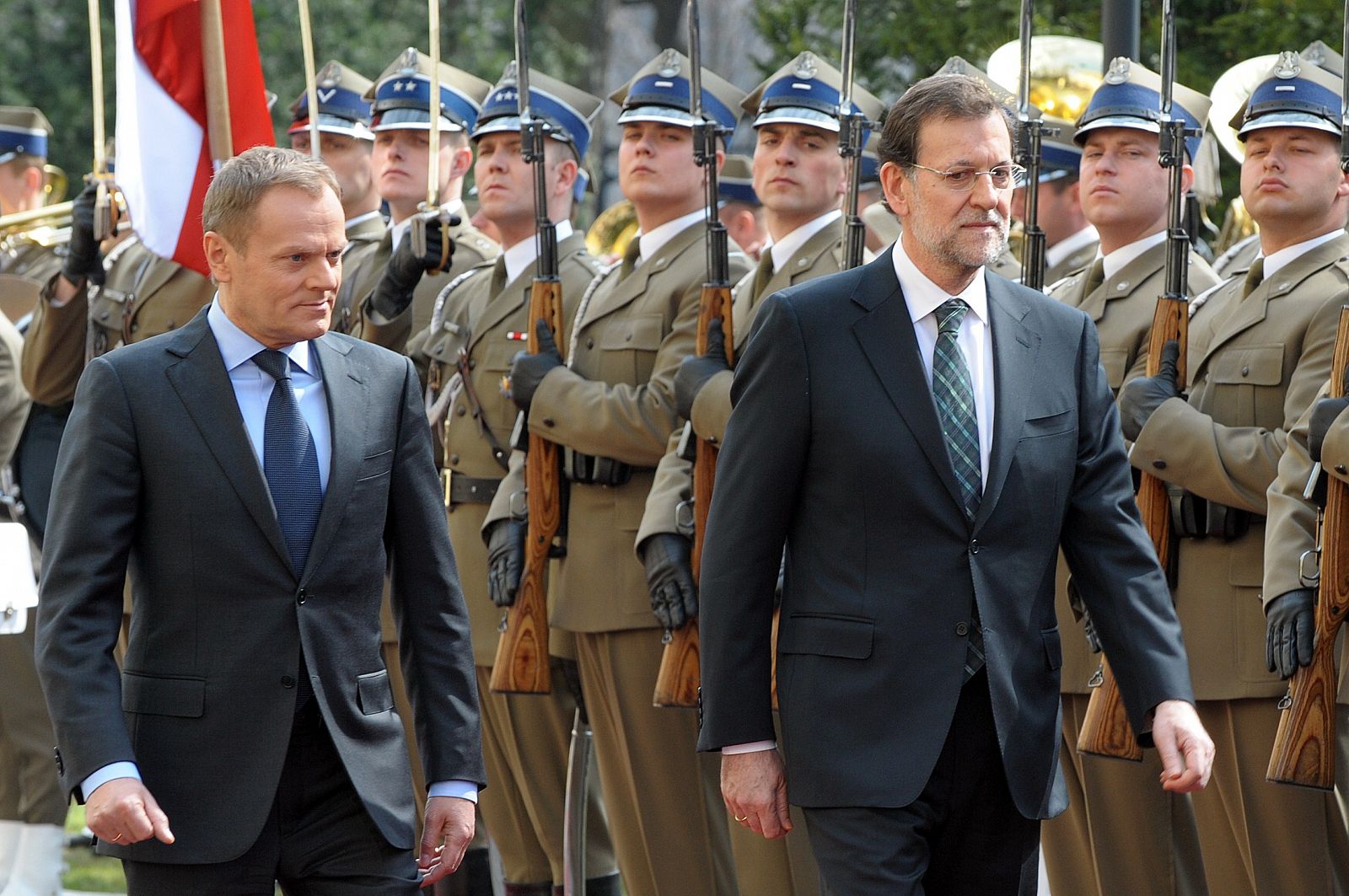 El primer ministro polaco, Donald Tusk, ha recibido con honores militares en la Cancillería Mariano Rajoy en Varsovia.