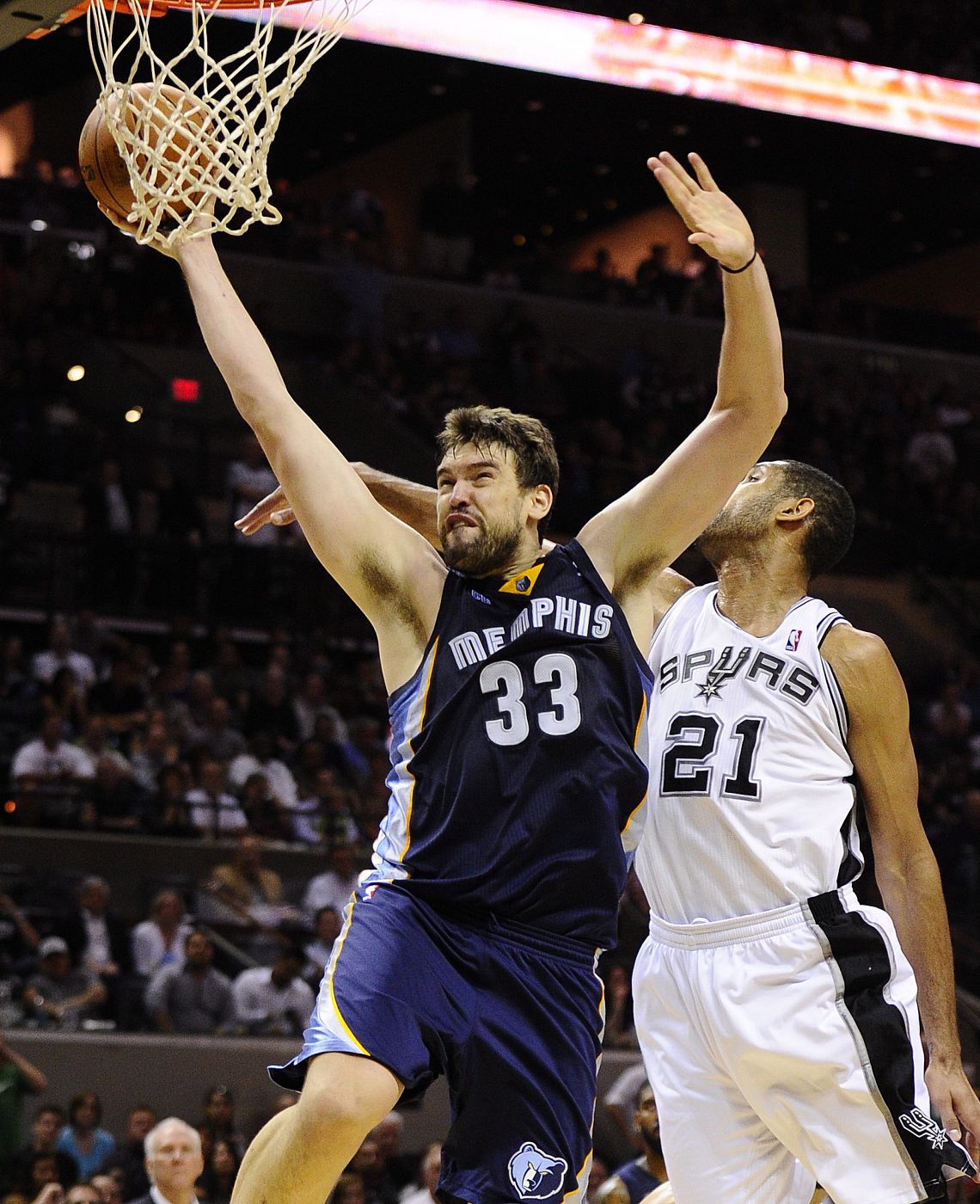 El jugador de los Grizzlies Marc Gasol (i) encesta junto a Tim Duncan de los Spurs.