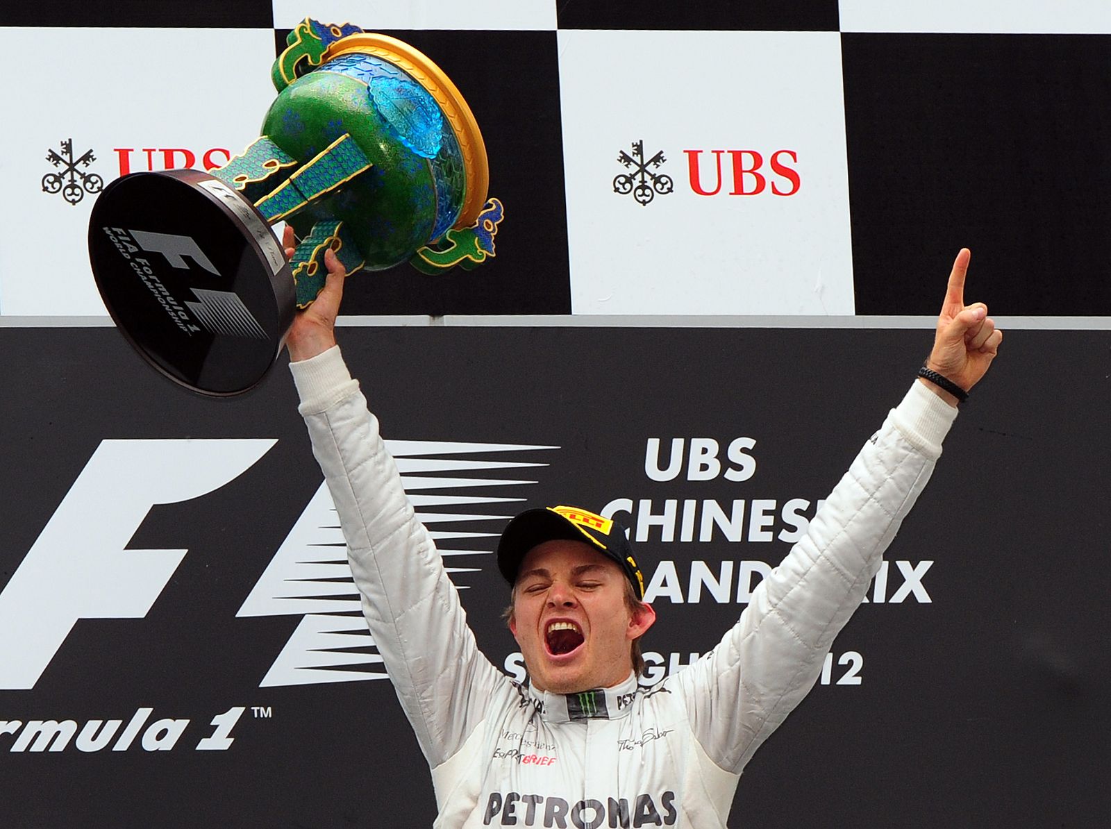 El alemán, Nico Rosberg, celebra la victoria conseguida en Shanghái