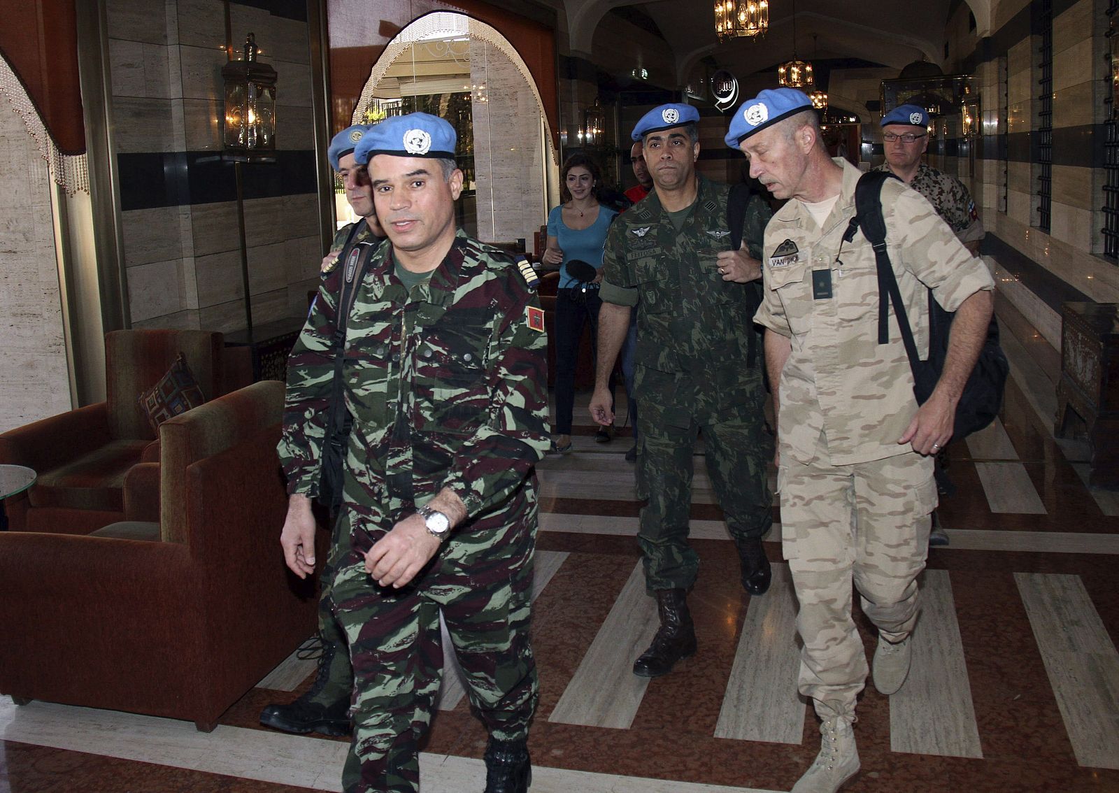 Los observadores de Naciones Unidas para verificar el alto el fuego en Siria salen del Hotel Sheraton en Damasco, Siria, el lunes 16 de abril de 2012