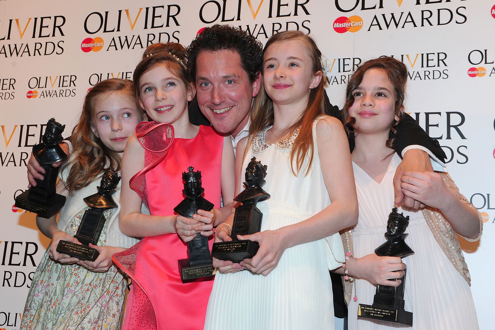 Bertie Carvel, ganador de Mejor actor en un musical por 'Matilda' y las jovenes protagonistas del musical
