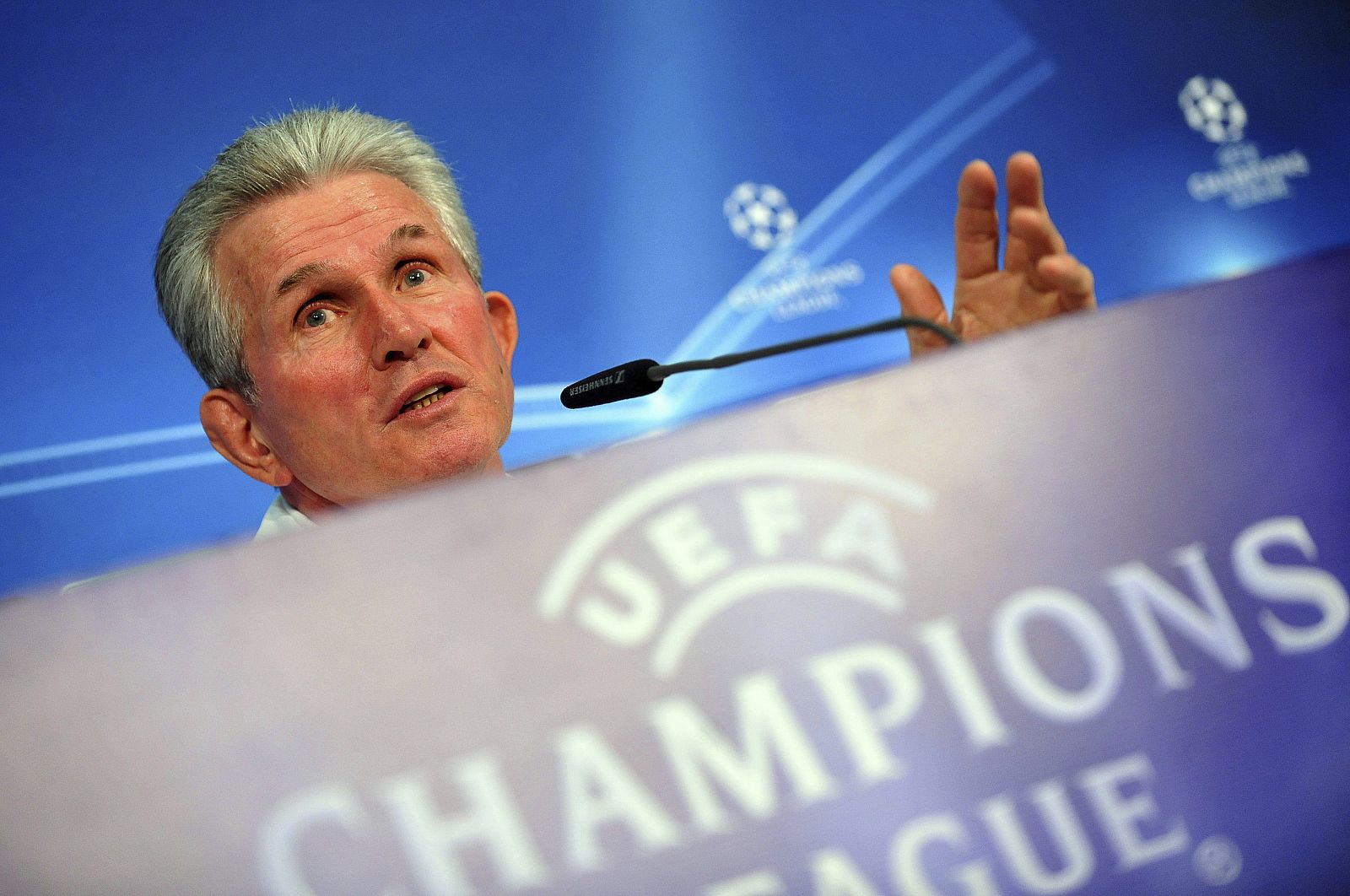 El entrenador del Bayern de Múnich, Jupp Heynckes, habla con los medios