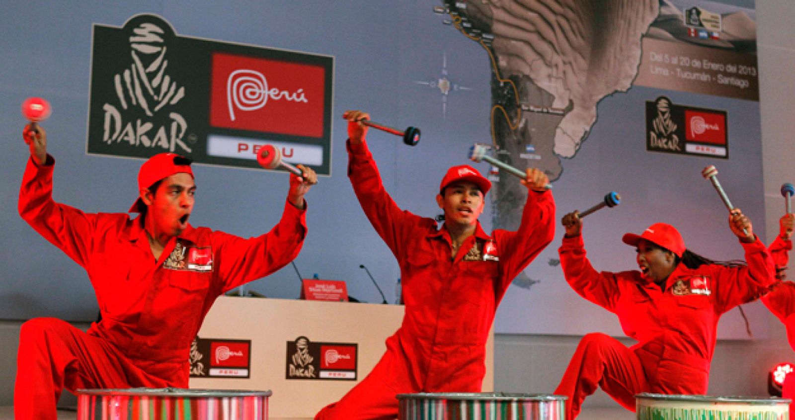 Varios artistas realizan una performance durante la presentación del Rally Dakar 2013.