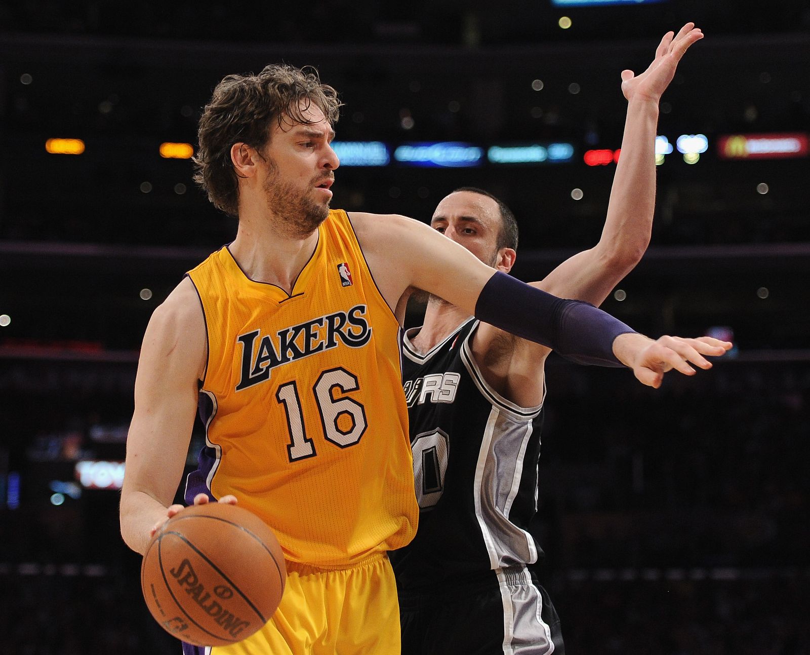 El jugador de los Angeles Lakers Pau Gasol ante Manu Ginobili, de los San Antonio Spurs.