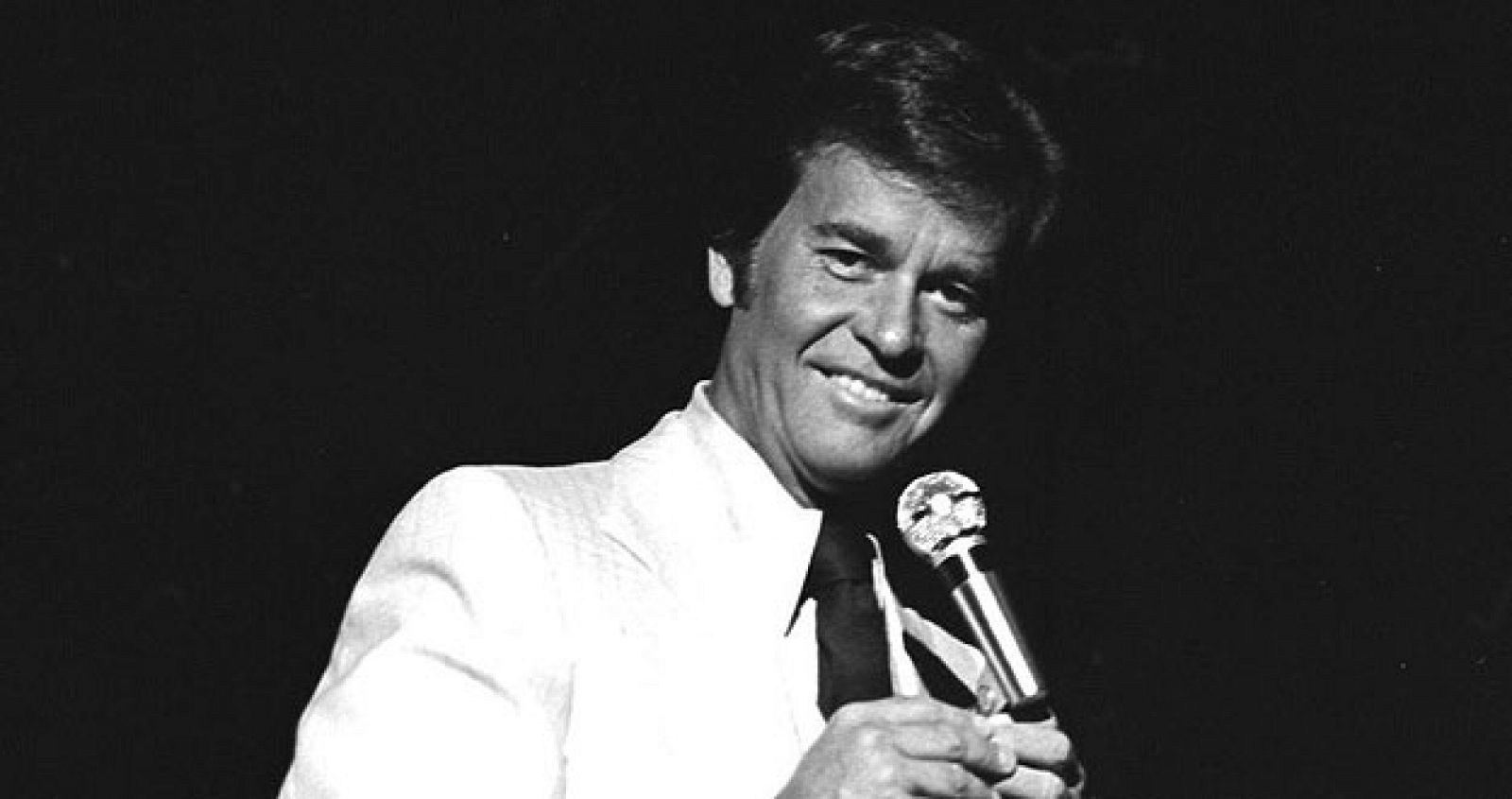 Dick Clark en el Thunderbird Hotel en Las Vegas presentando 'American Bandstand'