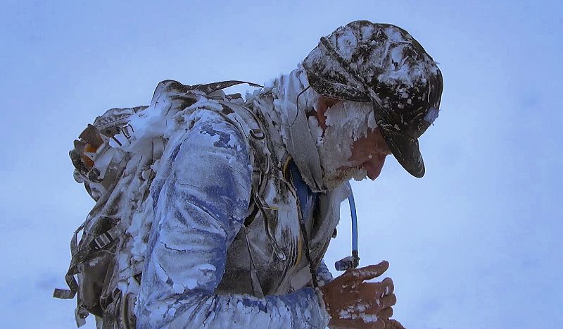 Carlos Soria después de sufrir una avalancha al atravesar de regreso la gran meseta del Annapurna.