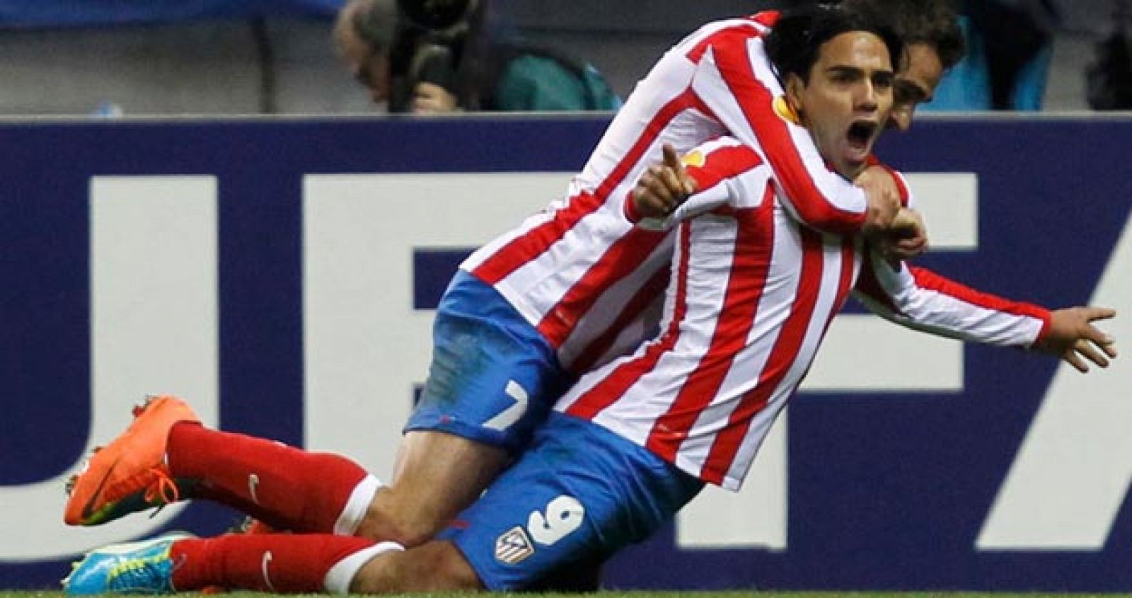Adrián celebra con Falcao el segundo gol del 9 rojiblanco en el partido de ida de la semiifinal de la Europa League disputado contra el Valencia (4-2)