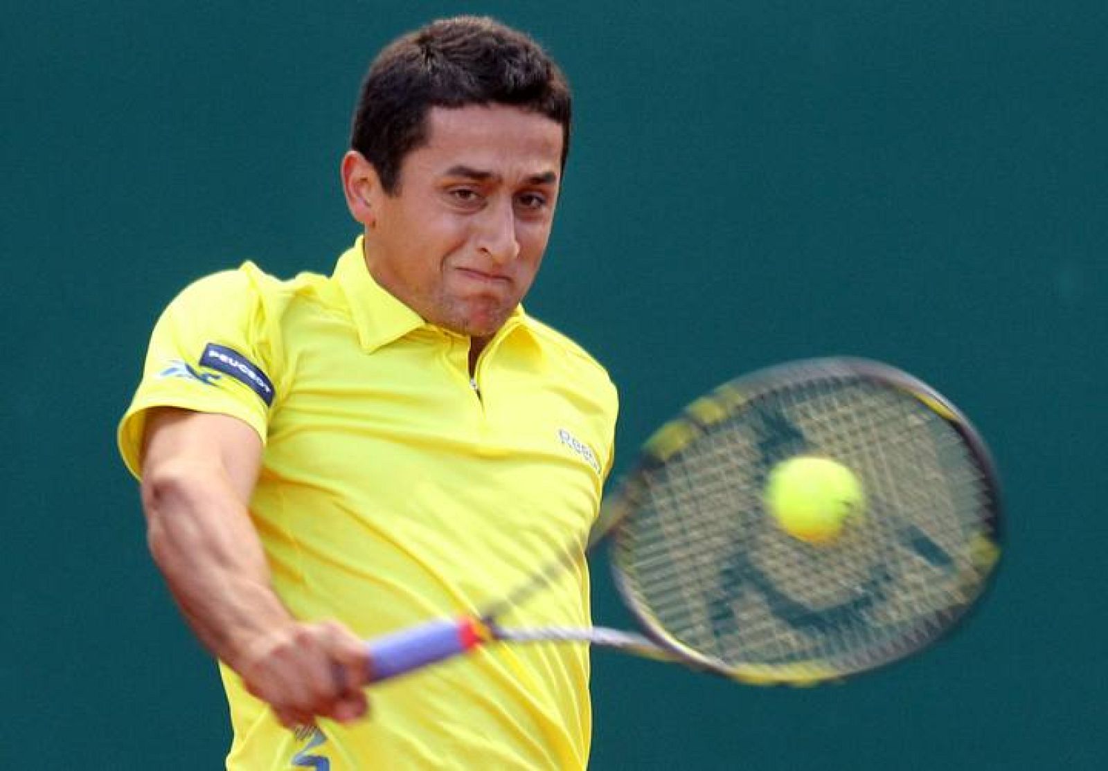 El murciano Nicolas Almagro devuelve la bola ante el suizo Stanislas Wawrinka.