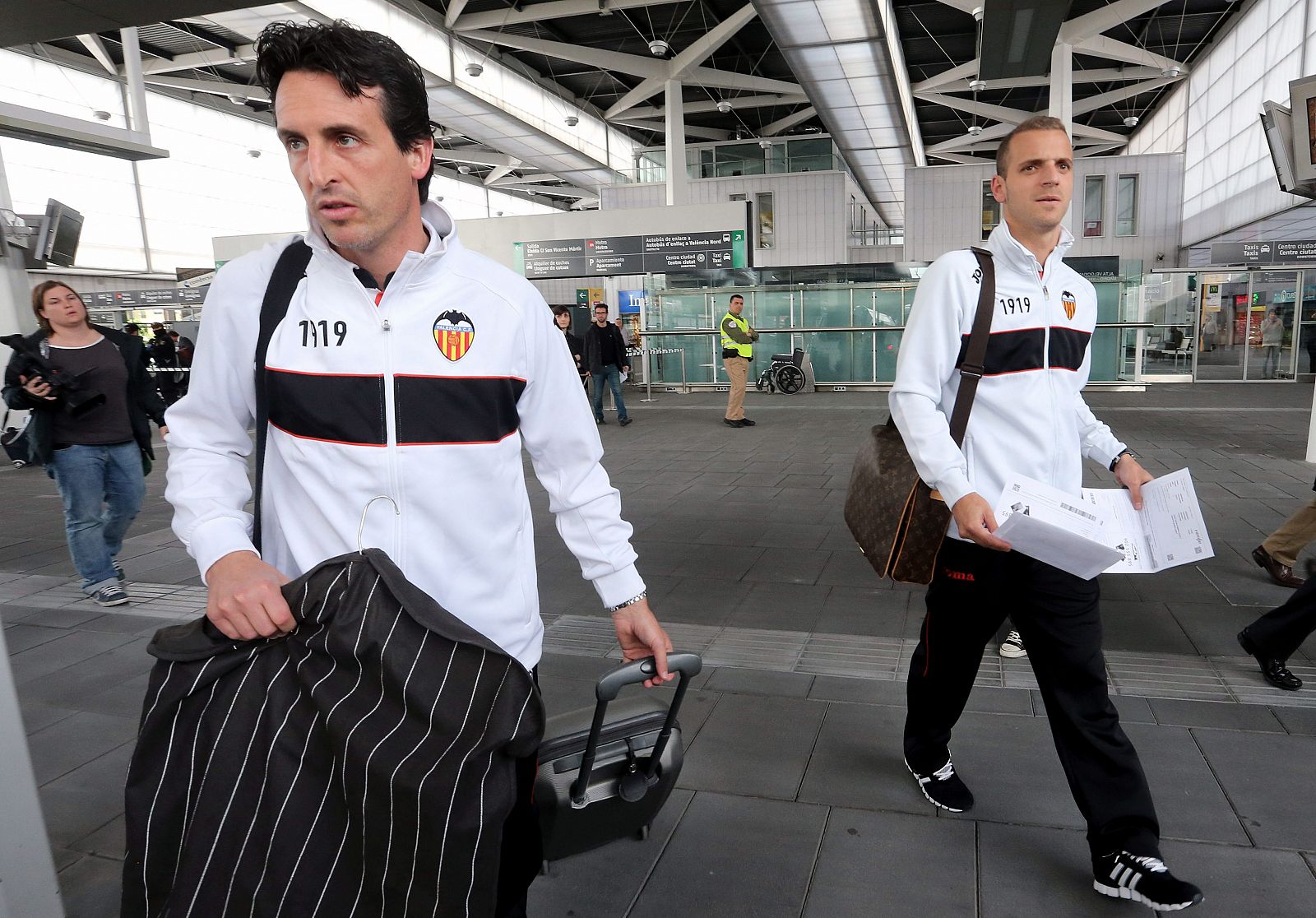 El entrenador del Valencia, Unai Emery (i), y el delantero Roberto Soldado