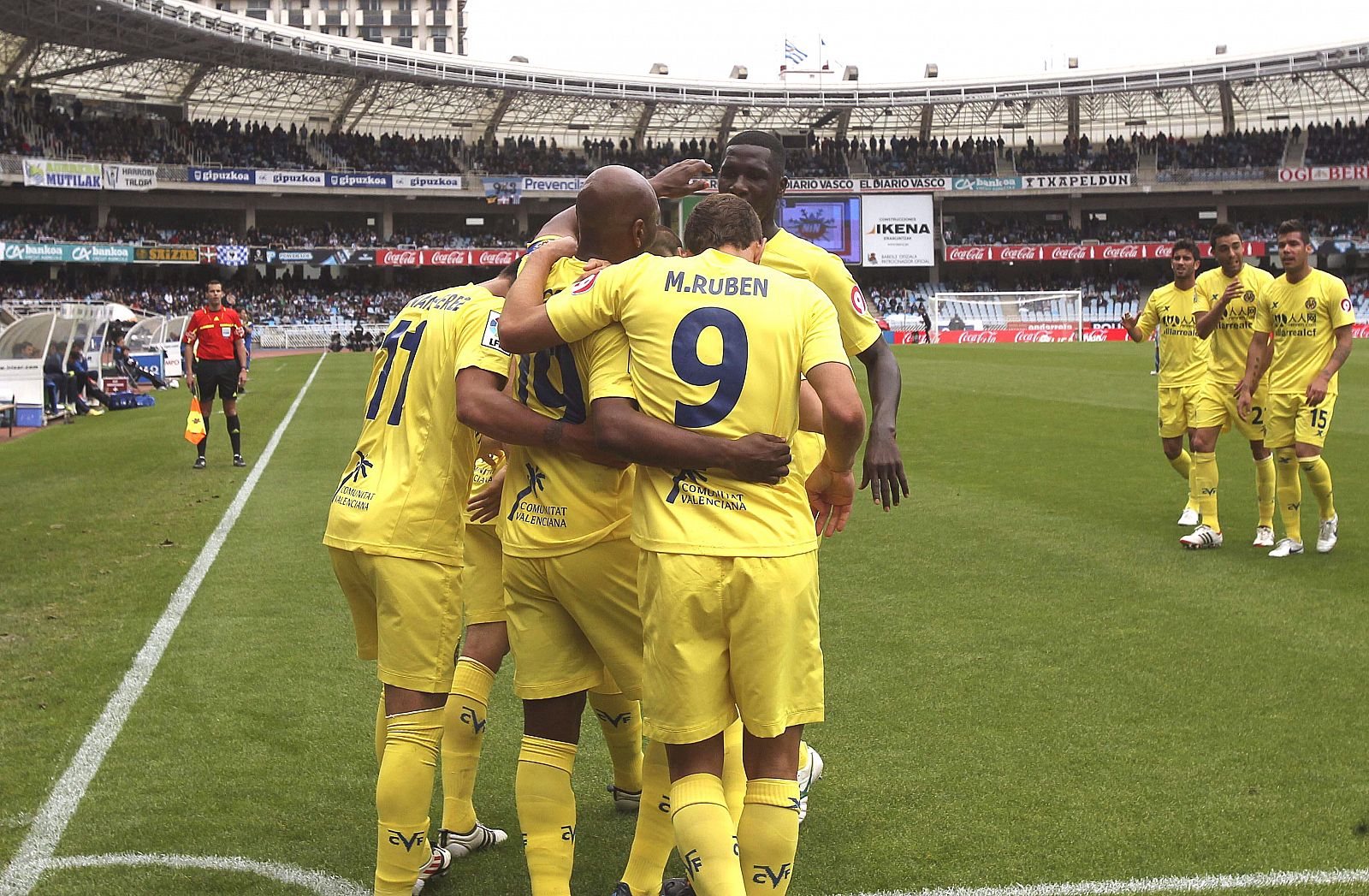 Marcos Senna celebra con sus compañeros su gol ante la Real Sociedad.