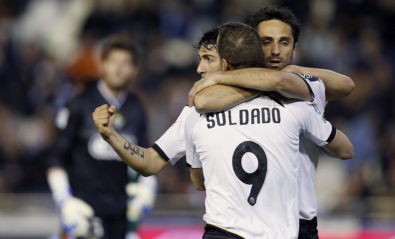 El delantero brasileño del Valencia Jonas Gonçalves celebra su gol, primero de su equipo, junto a sus compañeros Dani Parejo y Roberto Soldado.