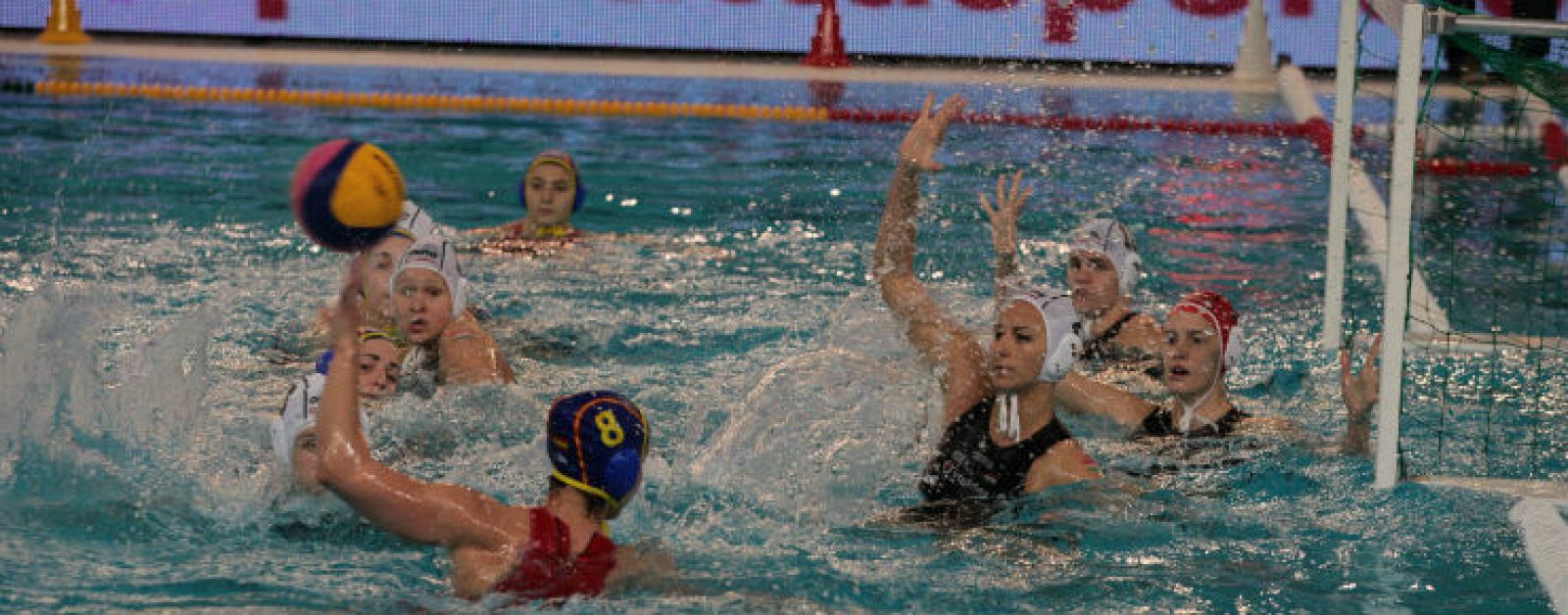 La selección española femenina de waterpolo, en un partido de Trieste