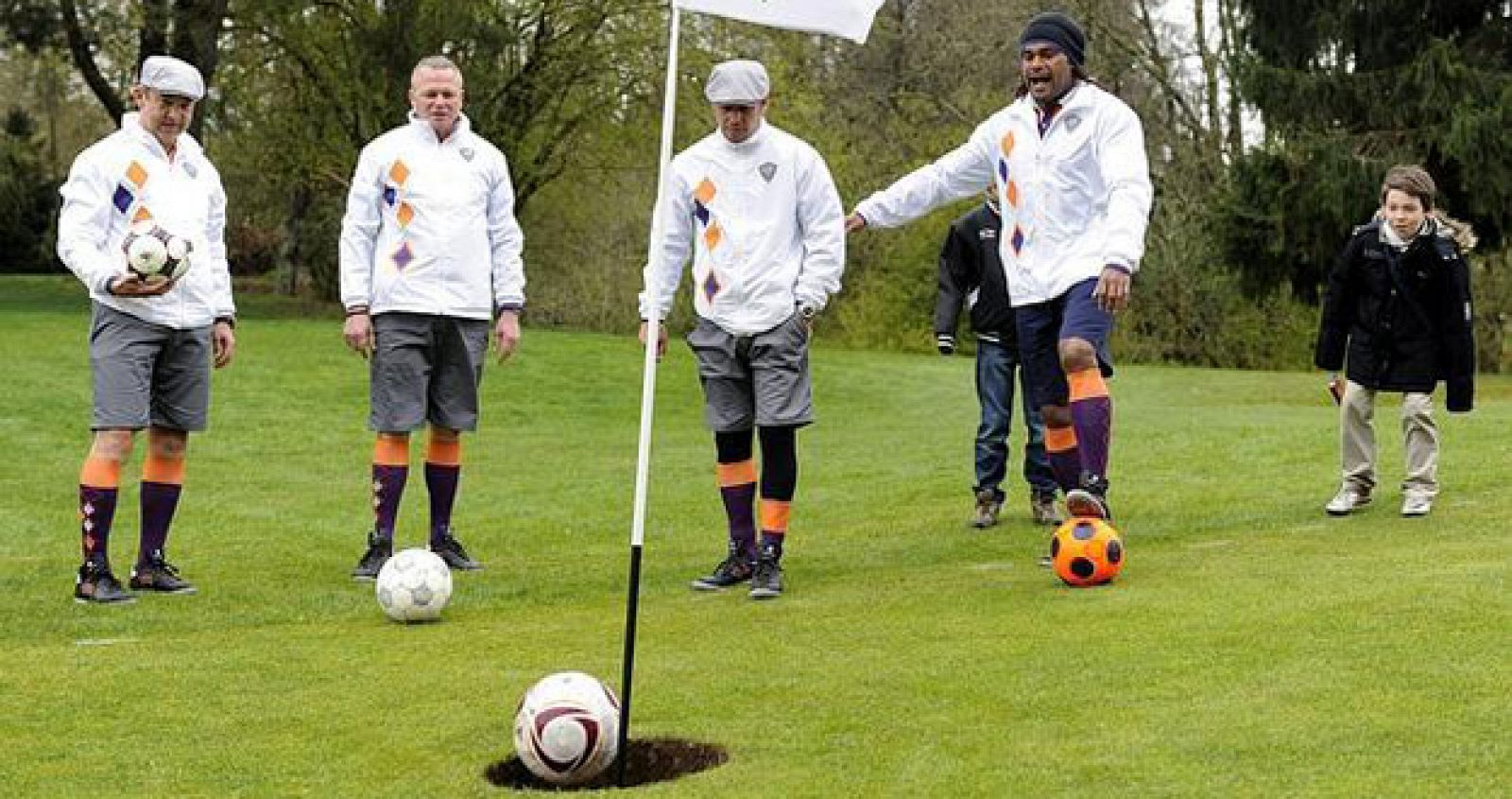 El exfutbolista Christian Karembeu durante la disputa del I Masters de 'Footgolf' celebrado en Lausana.