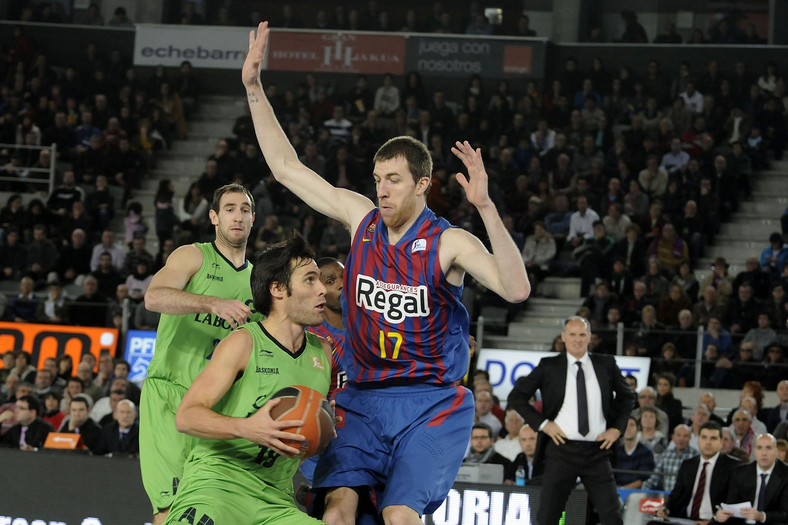 Fernando San Emeterio, del Caja Laboral, intenta penetrar a canasta frente a Fran Vázquez, del Barça