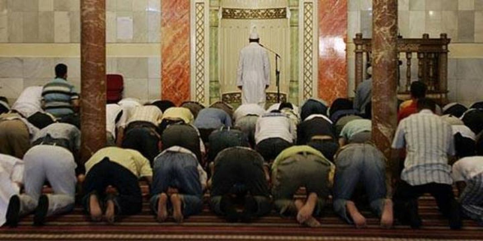  Musulmanes rezando a Alá en una mezquita de Madrid.
