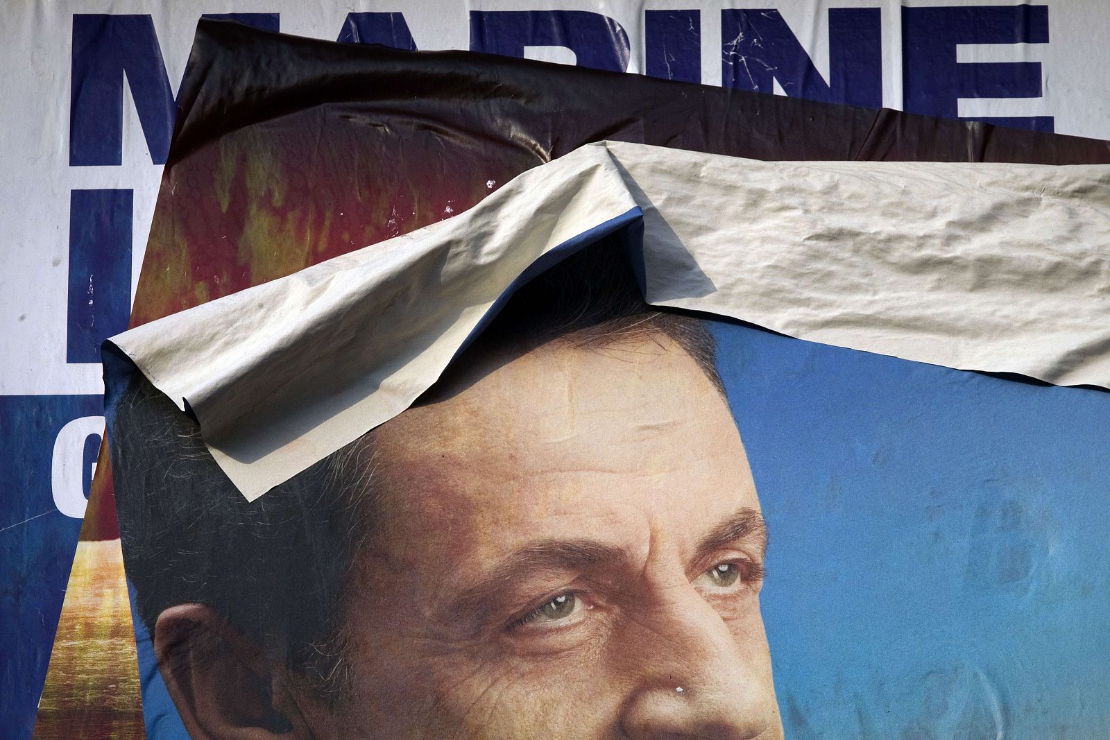 Cartel de la campaña electoral de Nicolás Sarkozy, sobre otro del Frente Nacional