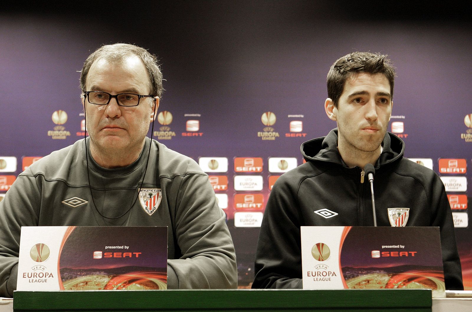 Marcelo Bielsa (i) y el capitán del equipo, Andoni Iraola, durante la rueda de prensa .