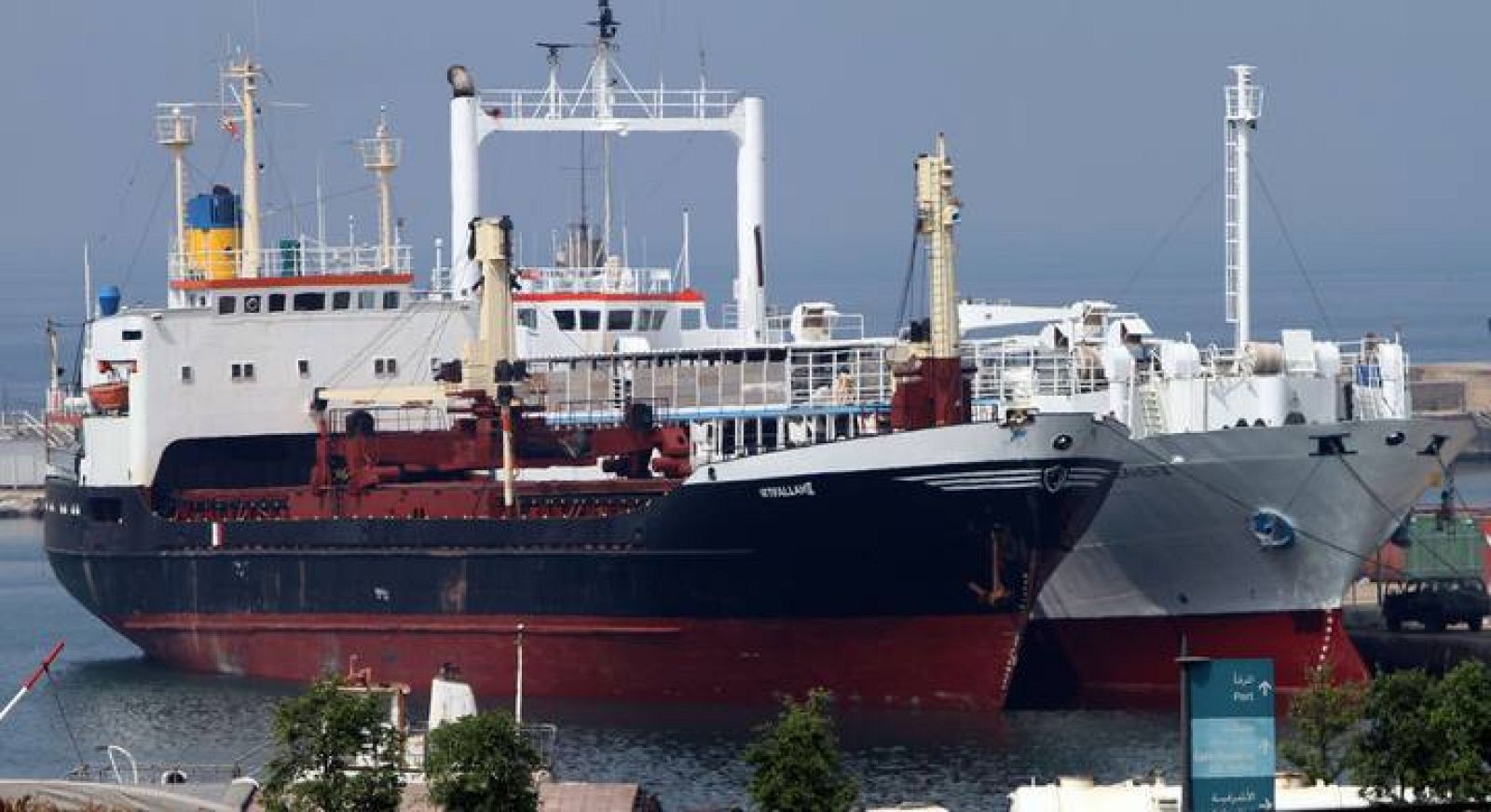 El buque "Lutfallah II" en el puerto de Beirut.