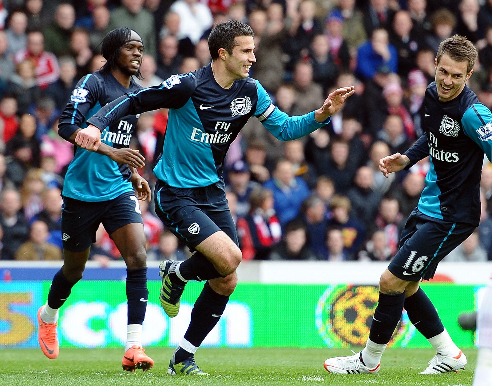 Robin van Persie celebra el gol de su equipo,