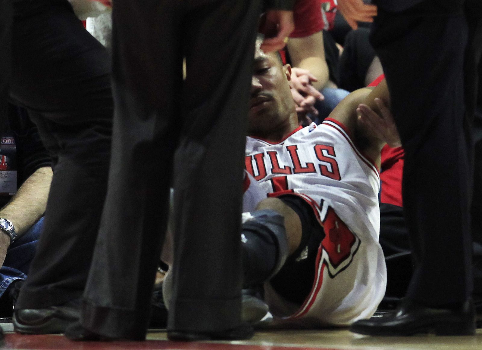 Derrick Rose, ayudado a salir de la pista tras su lesión con Chicago Bulls