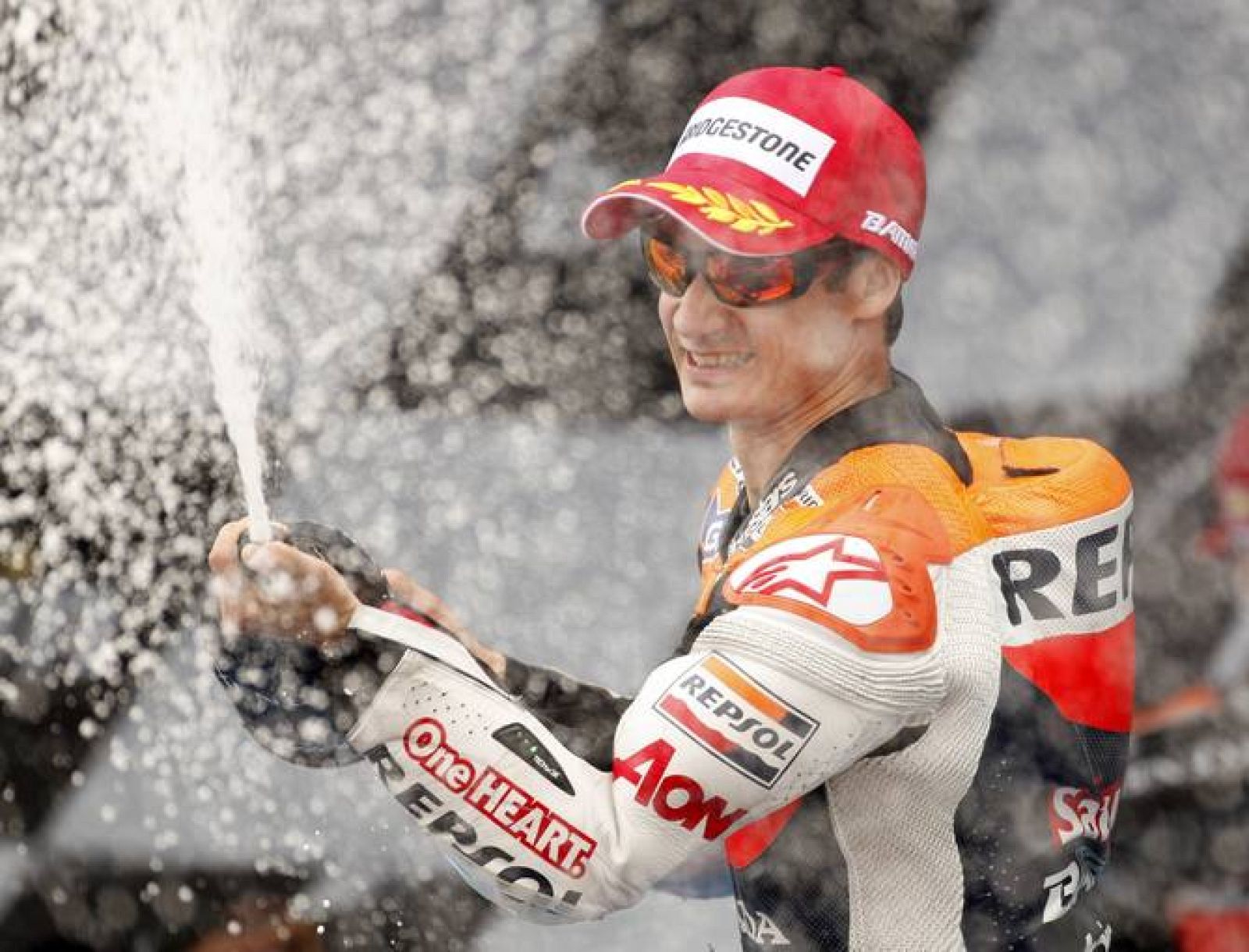Dani Pedrosa celebra en el podio su tercera plaza conseguida en Jerez.