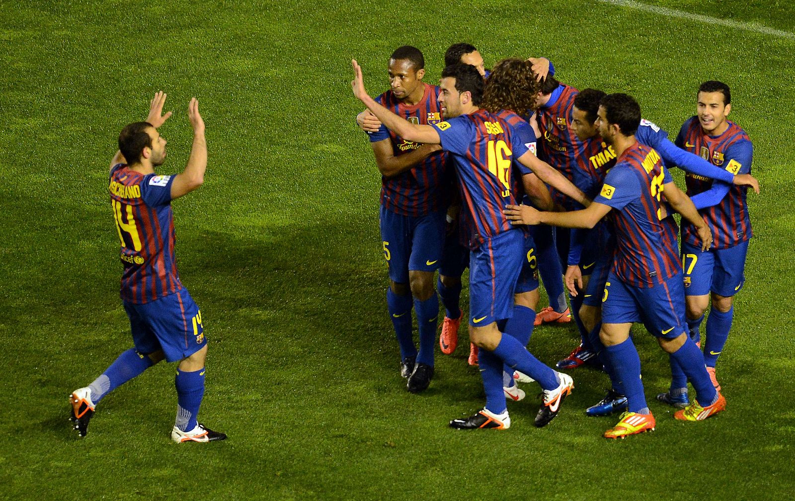 Los jugadores del FC Barcelona celebran uno de los goles frente al Rayo Vallecano