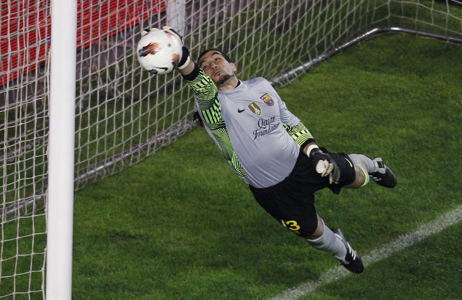 José Manuel Pinto, portero del Barça, detiene un tiro a puerta en el partido ante el Rayo este domingo.