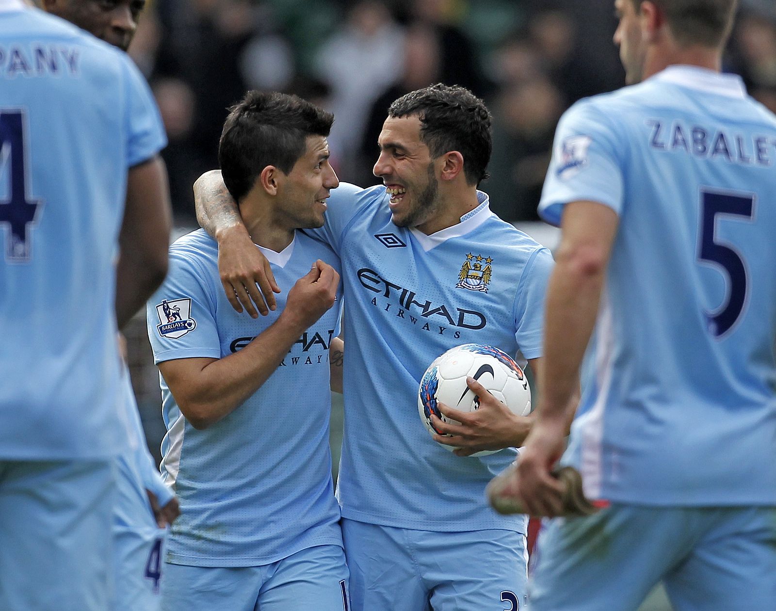 Los jugadores del Manchester City, Carlos Tévez y Sergio Agüero, durante un partido del conjunto inglés