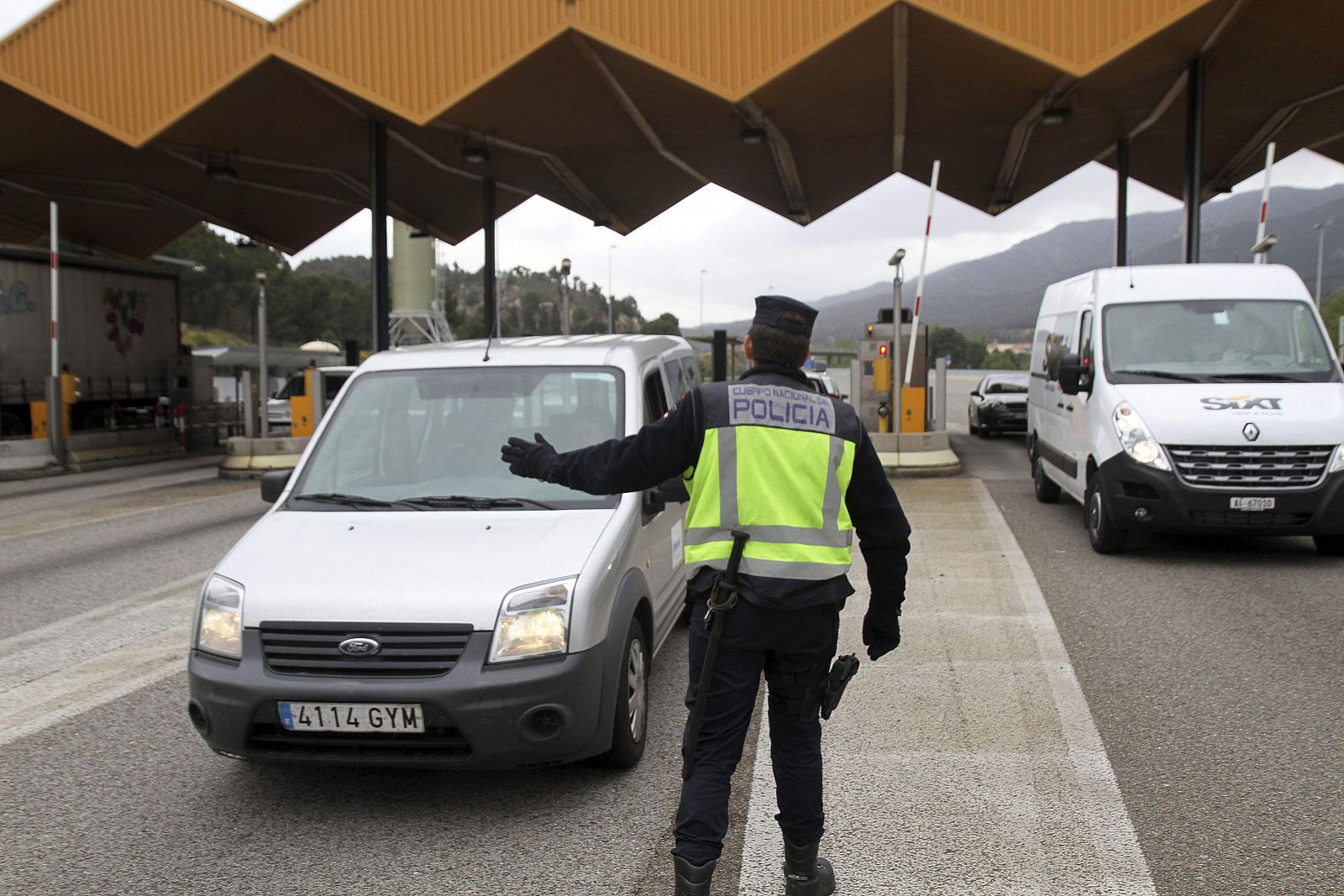 Policía Nacional parando coches en el paso de La Jonquera