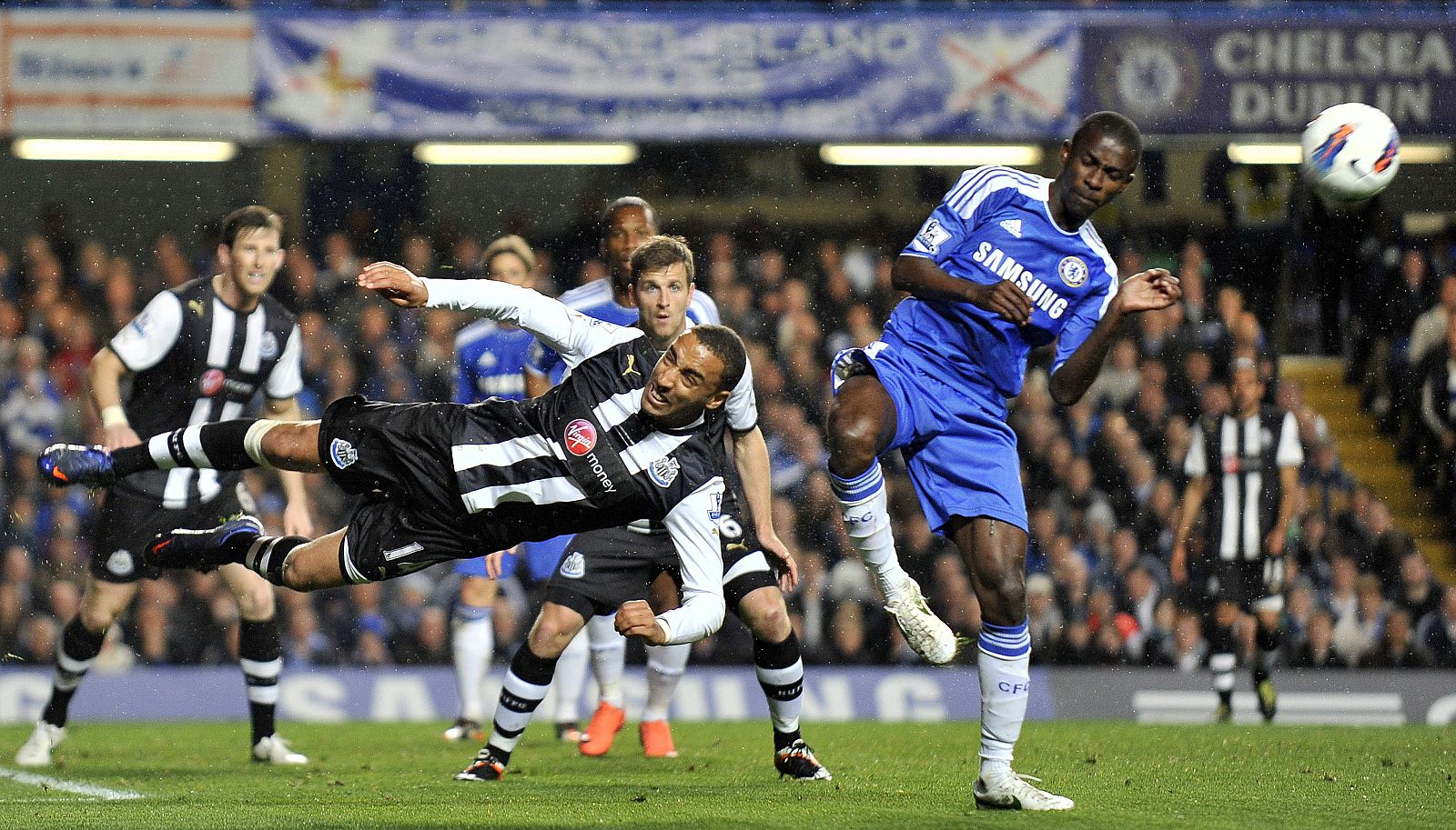 James Perch (i) del Newcastle United lucha por el balón con Ramires (d) del Chelsea.