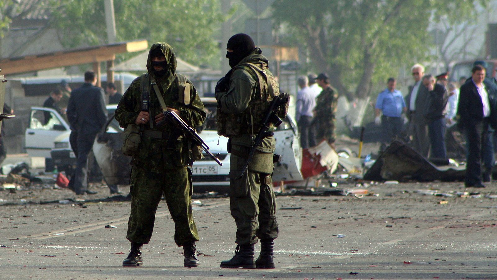 Fuerzas especiales rusas junto al lugar del atentado en la capital de Daguestán, Majachkala
