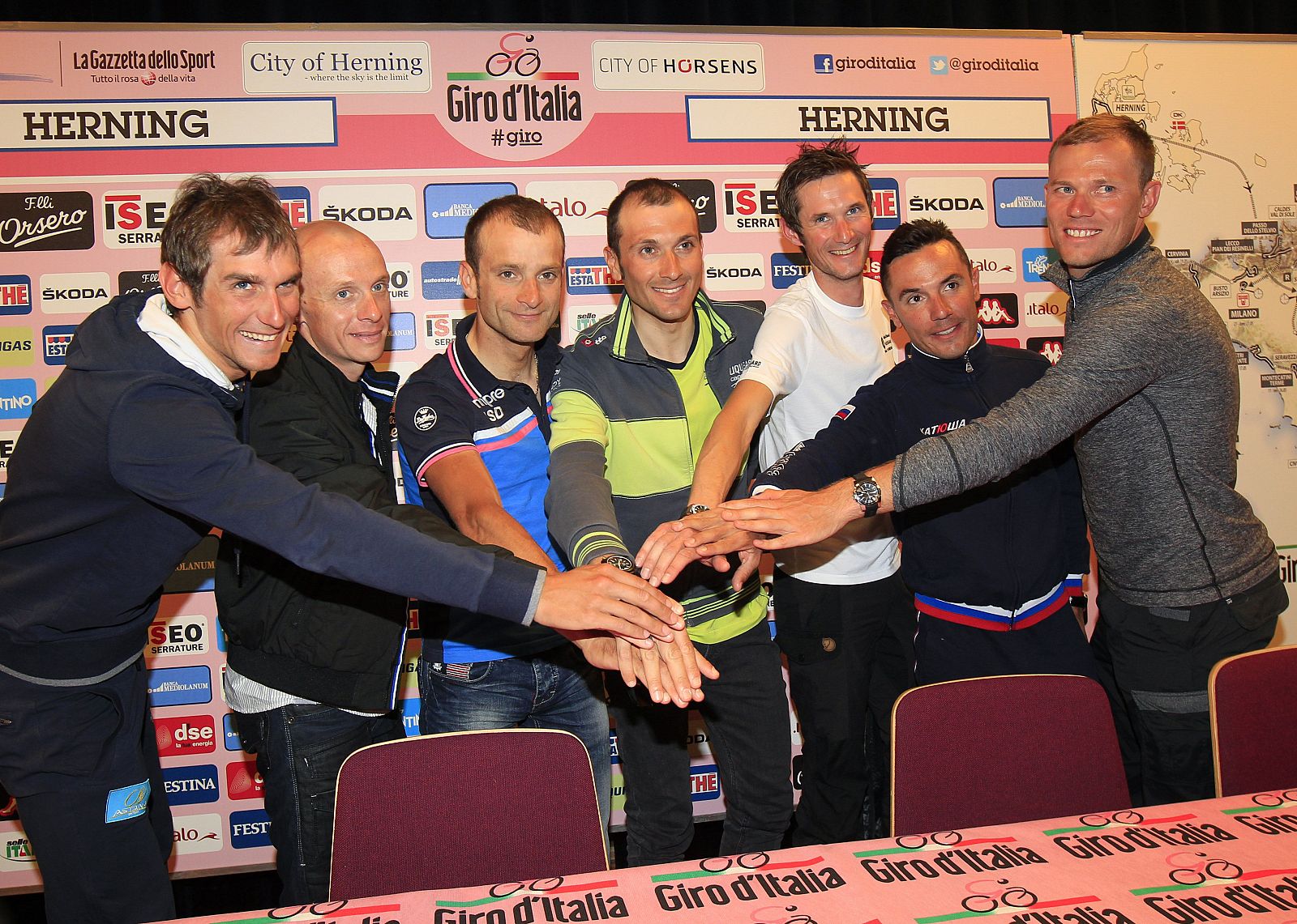 Los favoritos del Giro posan juntos en la rueda de prensa en Herning.