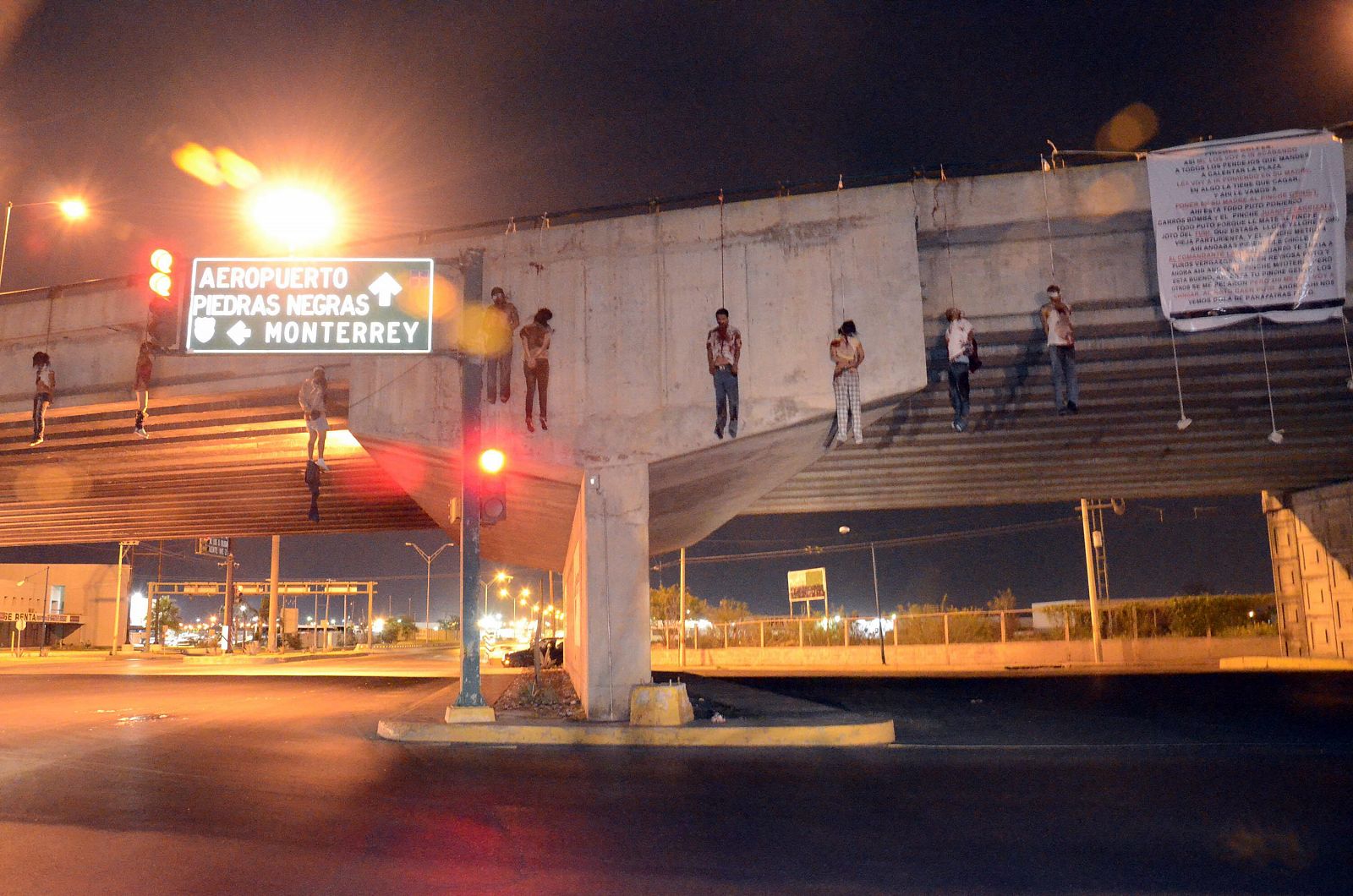 Cuerpos colgados de un puente en Nuevo Laredo, México