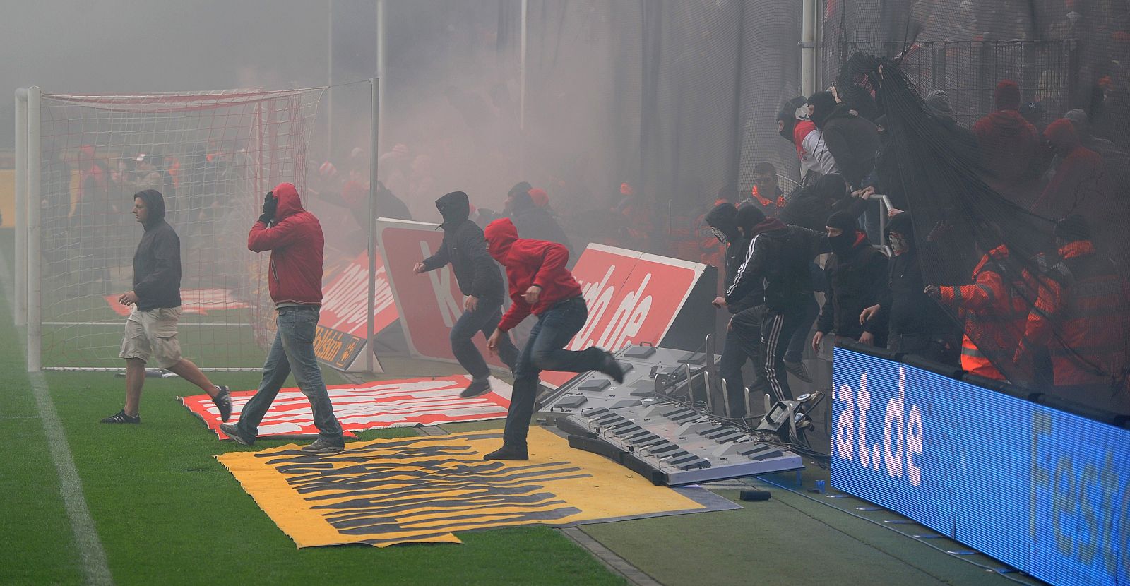 Hinchas radicales del Colonia invaden el campo tras la derrota de su equipo contra el Bayern, que supone el descenso