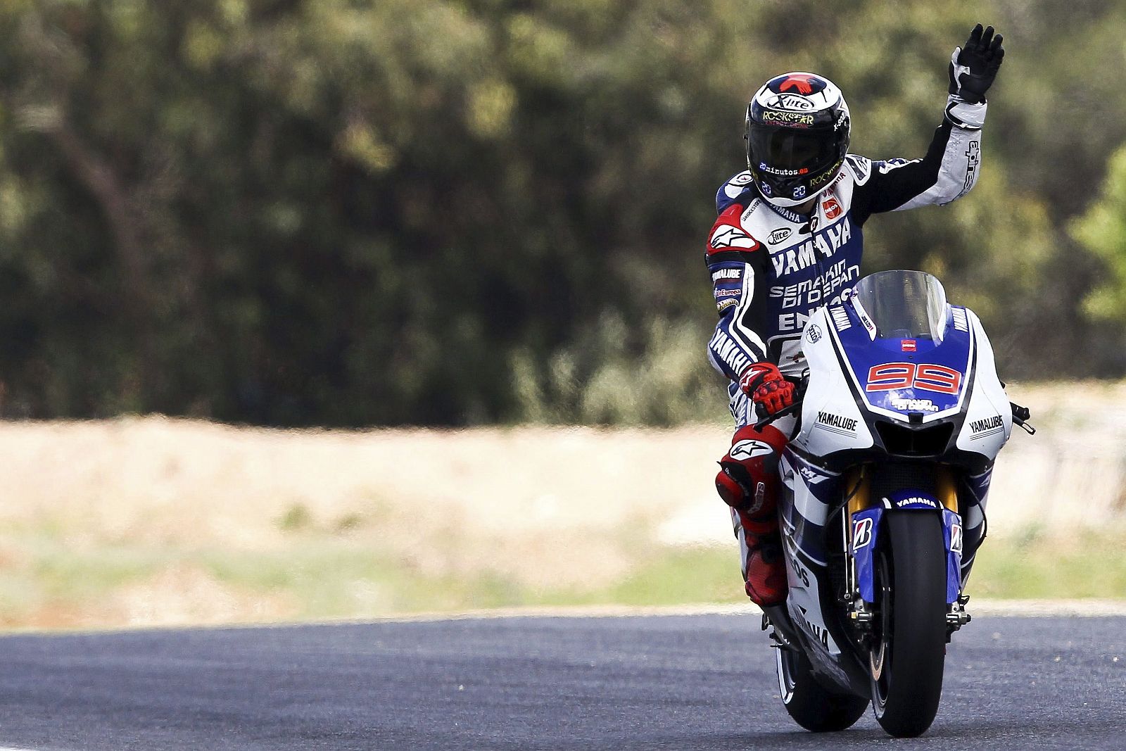 El piloto español Jorge Lorenzo, de Yamaha, saluda al finalizar los entrenamientos del GP de Portugal.