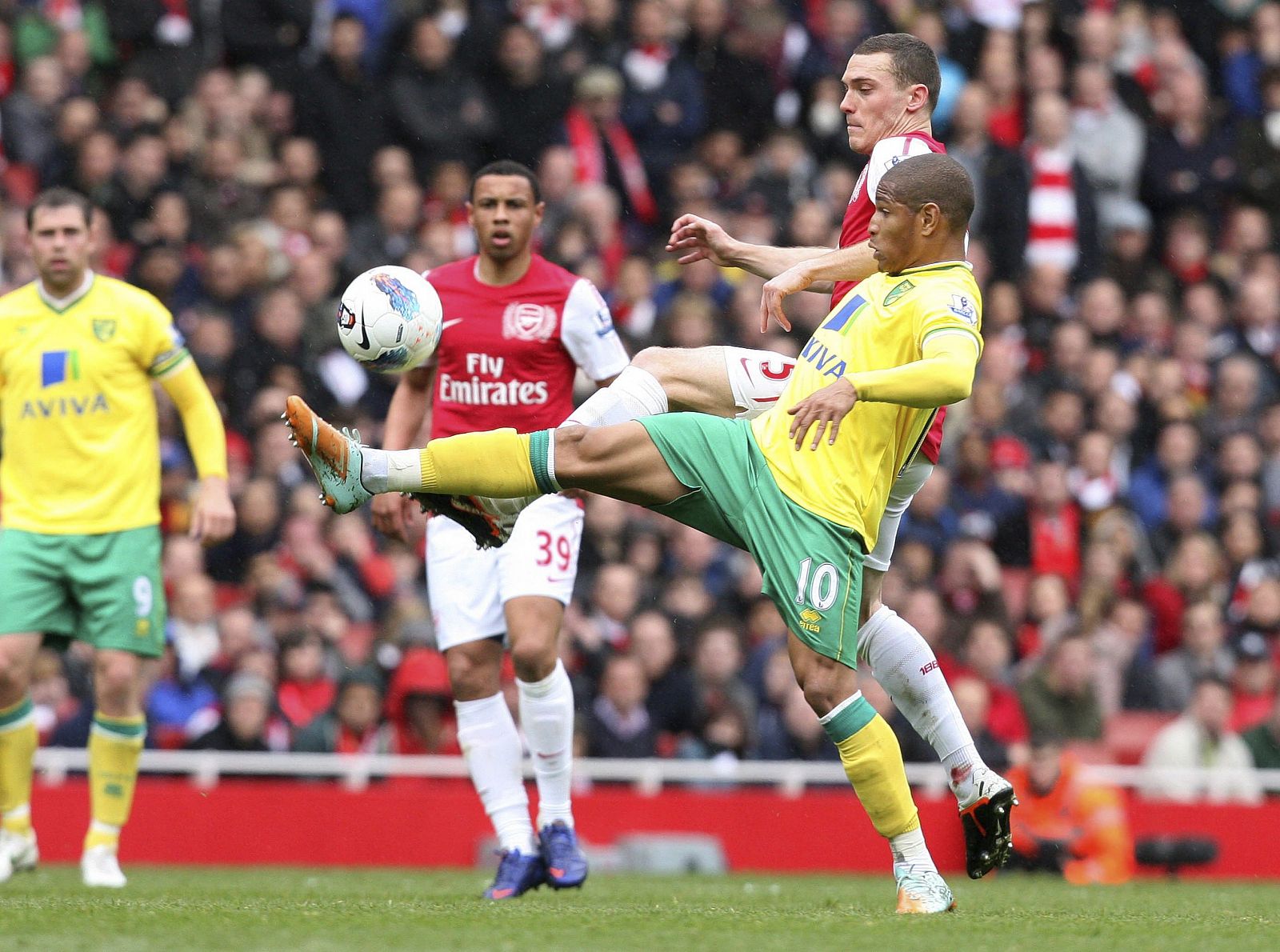 Thomas Vermaelen (2d), del Arsenal, lucha por el balón con Simeon Jackson (d), del Norwich City