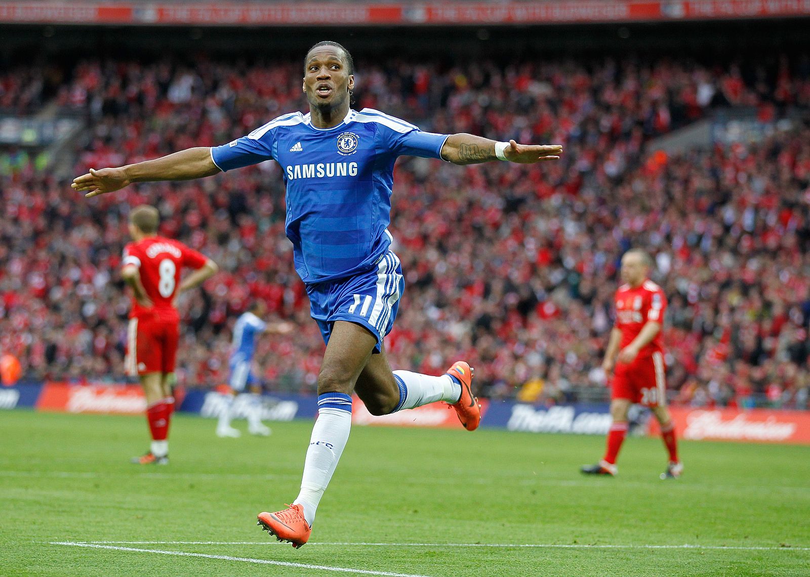 Didier Drogba celebra el segundo gol del Chelsea en la final de la FA Cup