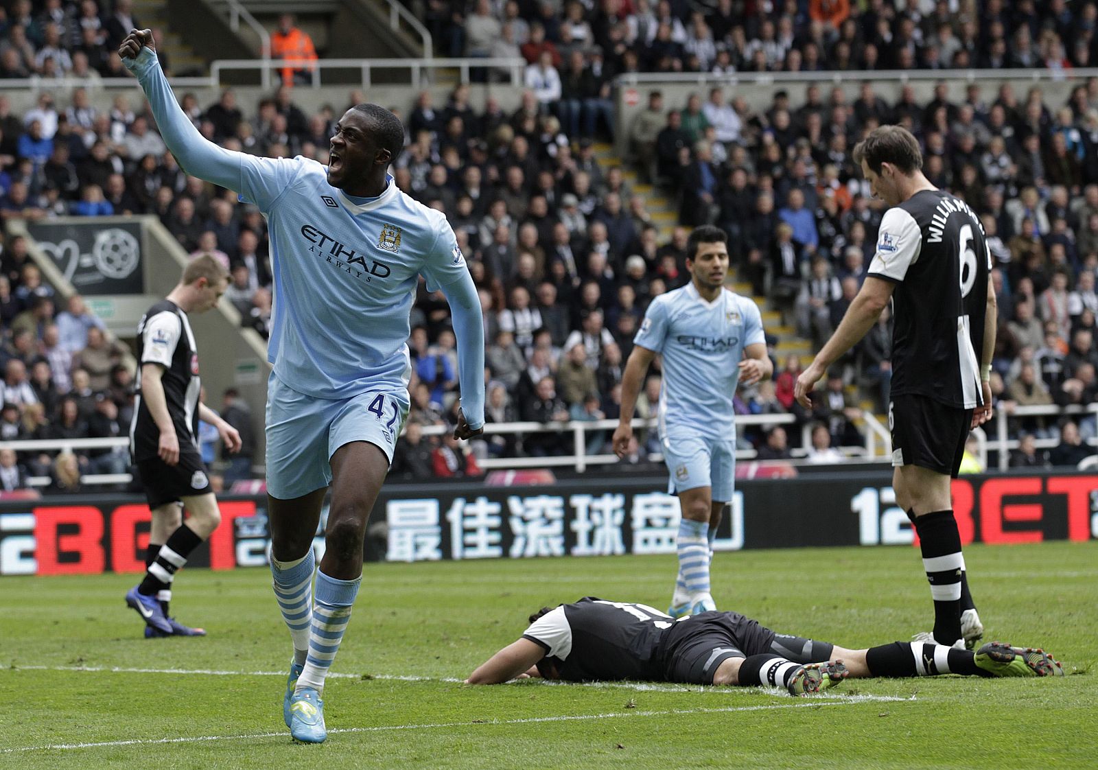 Touré Yaya celebra uno de sus dos goles contra el Newcastle
