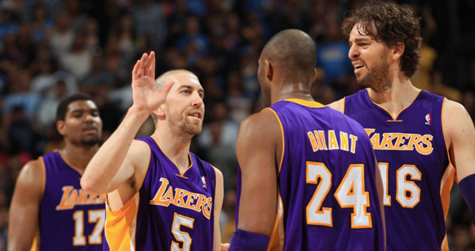 Steve Blake celebra con sus compañeros la victoria ante los Nuggets de Denver.