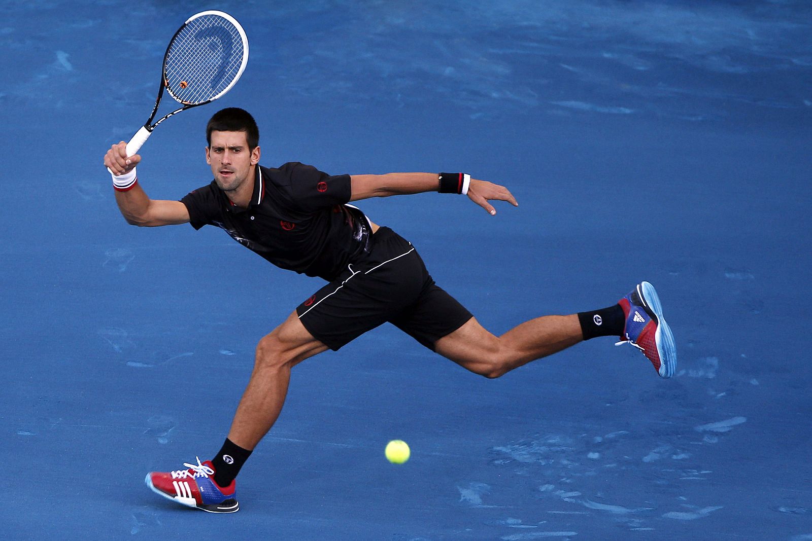 El tenista serbio Novak Djokovic devuelve una bola durante el partido que juega ante el español Daniel Gimeno-Traver.