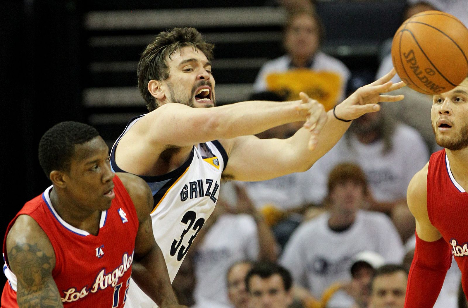 El jugador de los Grizzlies Marc Gasol (c) disputa el balón con Eric Bledsoe (i) y Blake Griffin (d) de los Clippers.
