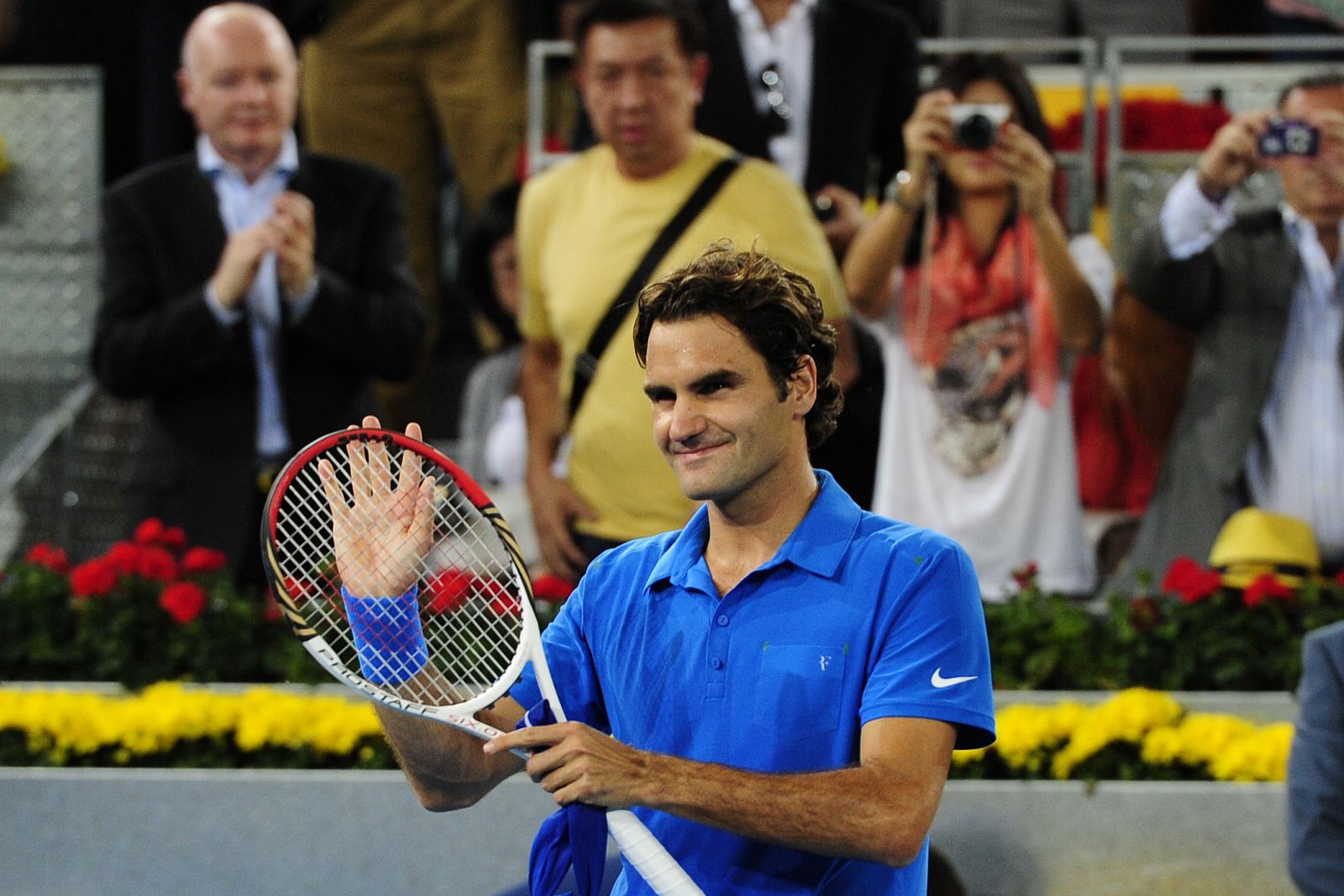 El suizo Roger Federer saluda al público después de ganar al español David Ferrer