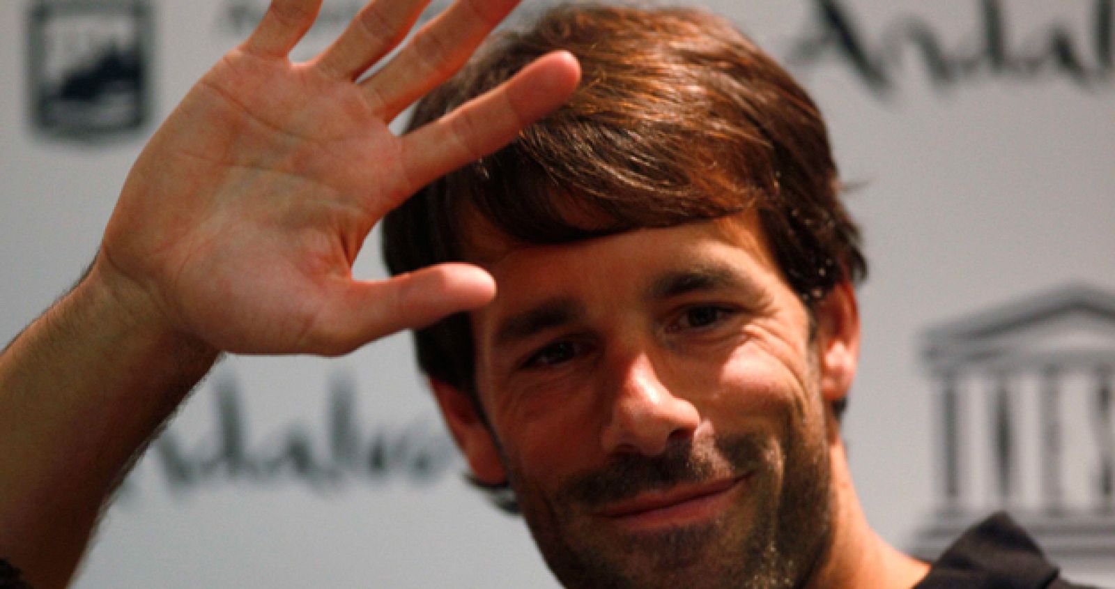 Van Nistelrroy ha anunciado su retirada del fútbol profesional en rrueda de prensa.