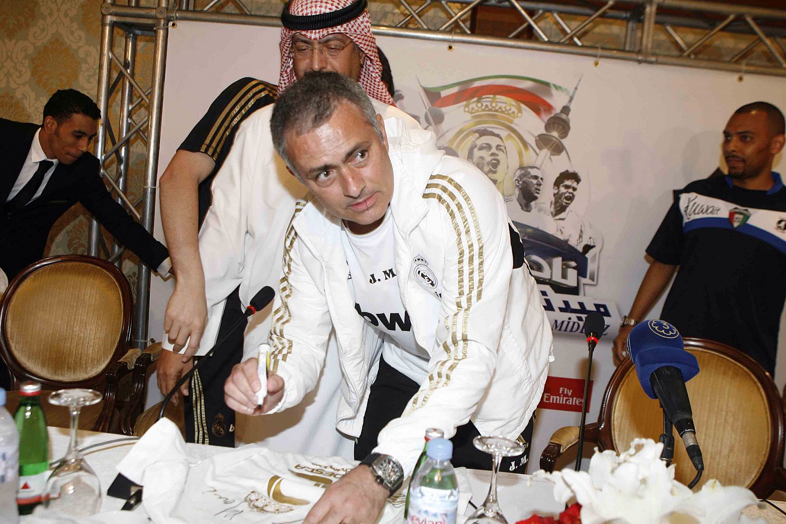 Mourinho atiende a los seguidores del Real Madrid en Kuwait.