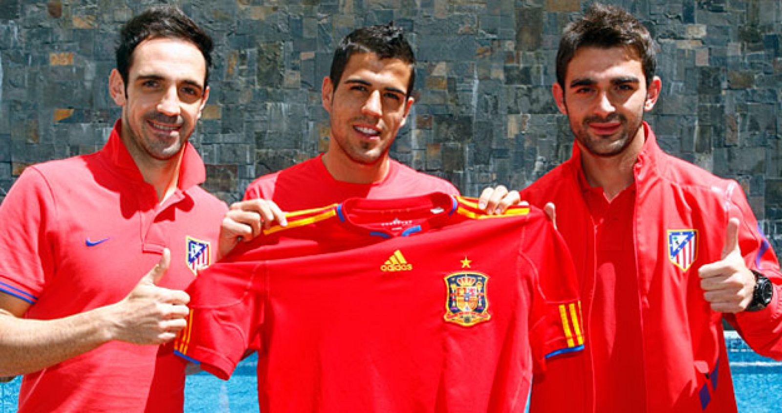 Juanfran, Domínguez y Adrián posan felices con 'La Roja' tras conocer que han sido llamados por Del Bosque.