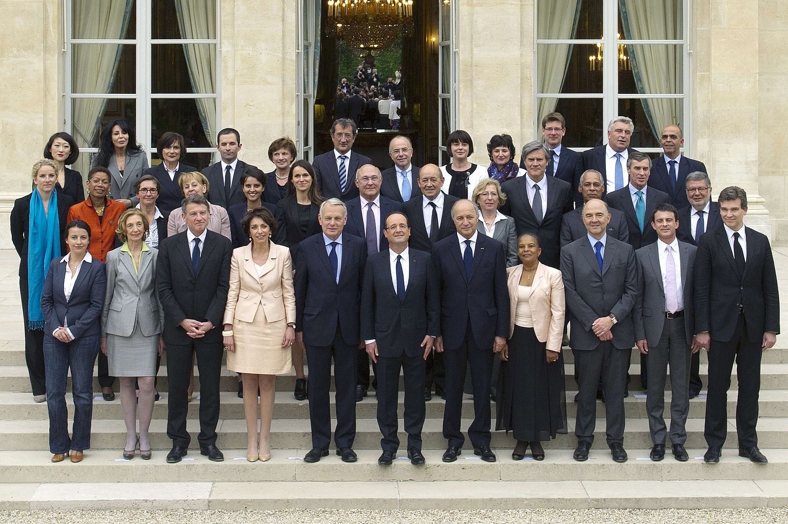 Foto de familia del nuevo Gobierno socialista de François Hollande.
